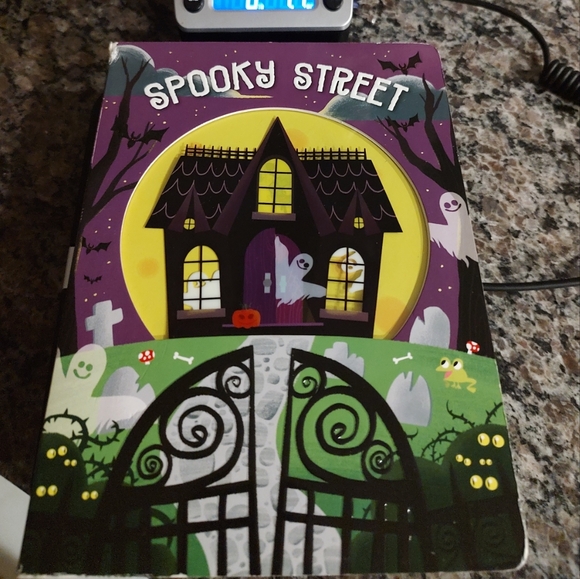 spooky fun children's board book titled "Spooky Street" Roger Priddy 2017 - Picture 8 of 10